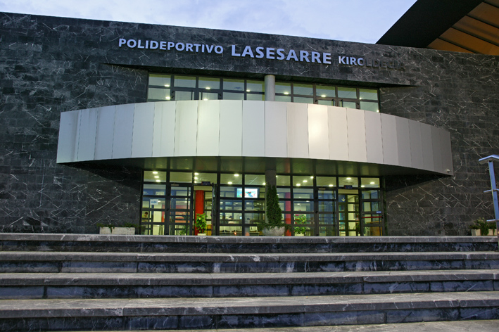 Cubierta de las pistas de pádel del polideportivo de Lasesarre.