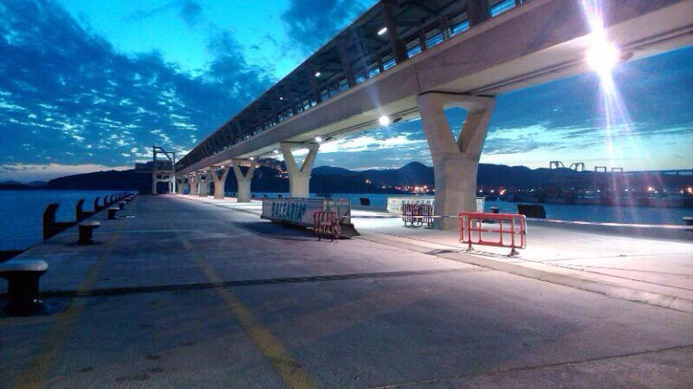 Estructura y cubierta de las nuevas pasarelas para cruceros del puerto de Ibiza.